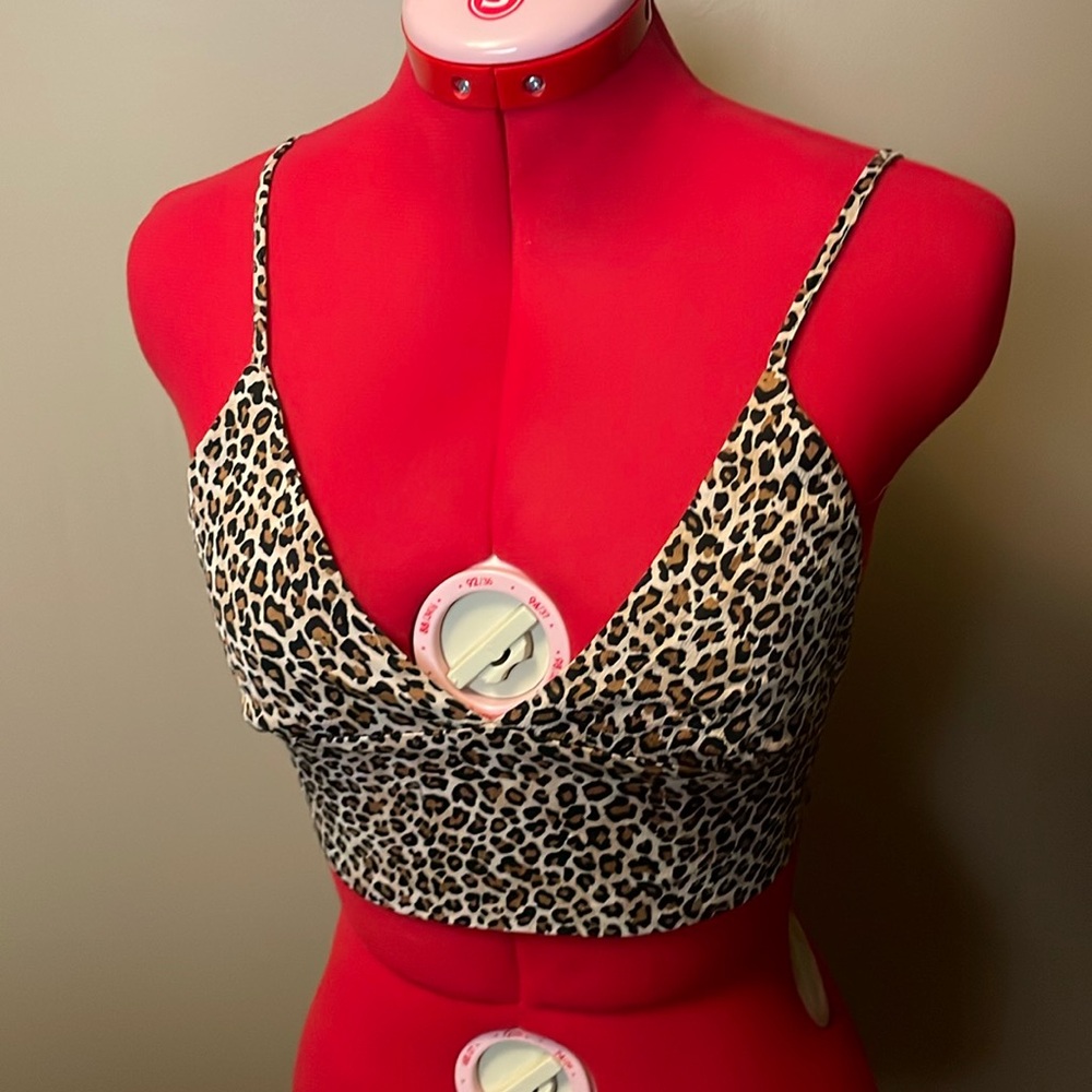 3/$15 🏷️ Zara leopard print crop top